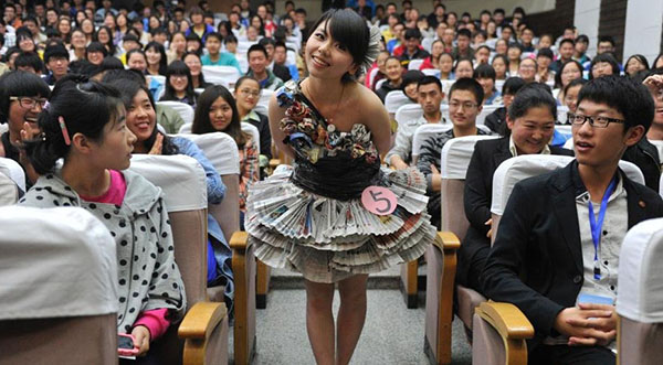 廢舊物品變“時(shí)裝”